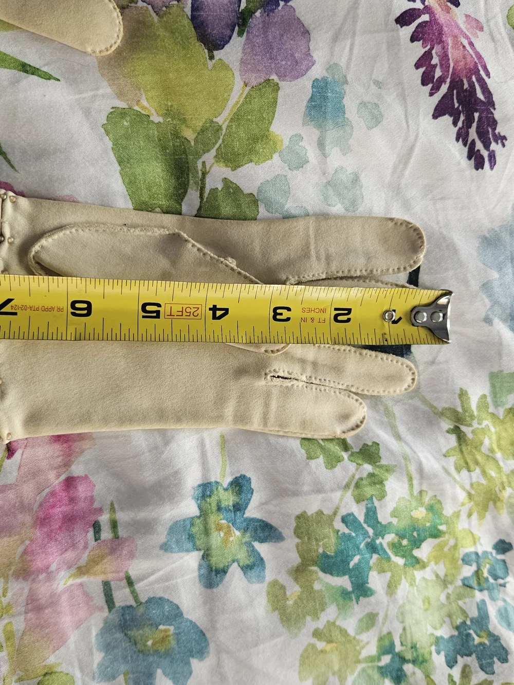 Cream Women's Gloves with Detailed Stitching